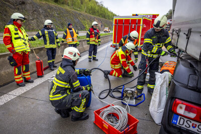 Unfall mit vier LKW: Vollsperrung auf der A17 - Die Einsatzkräfte pumpen Kraftstoff ab. Foto: Marko Förster