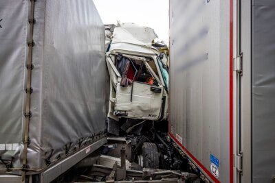 Unfall mit vier LKW: Vollsperrung auf der A17 - Es entstand ein Sachschaden über 100.000 Euro. Foto: Marko Förster