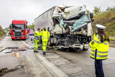 Unfall mit vier LKW: Vollsperrung auf der A17 - Auffahrunfall auf der A17. Foto: Marko Förster