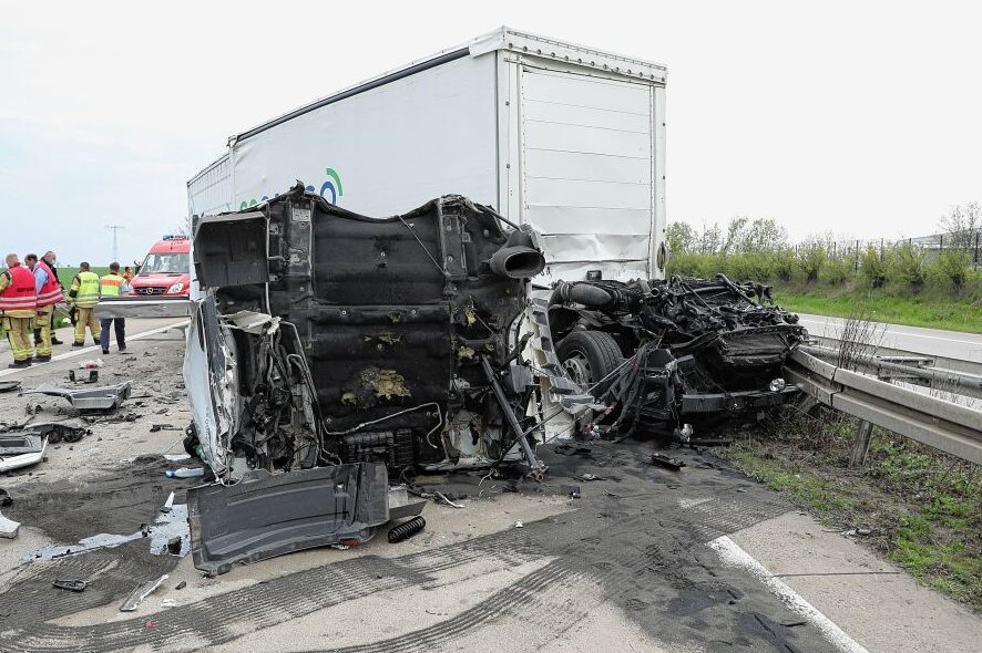 Unfall mit zwei Schwerverletzten auf A14 zwischen bei Nossen - Kollision dreier LKW mit einem PKW auf der A14 zwischen Nossen-Nord und -Ost. Foto: Roland Halkasch