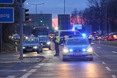 Unfall nahe Flughafen: Verkehrsbehinderungen durch PKW-Crash - In Höhe des Dresdener Flughafen kam es zu einem PKW-Crash. Foto: Roland Halkasch