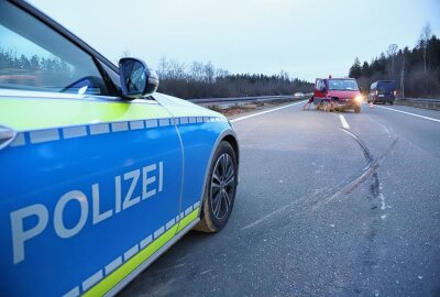 Unfall: Reifenplatzer sorgt für Vollsperrung der A72 - Ein geplatzer Reifen verursachte am Montagnachmittag einen Unfall auf der A72. Foto: Niko Mutschmann