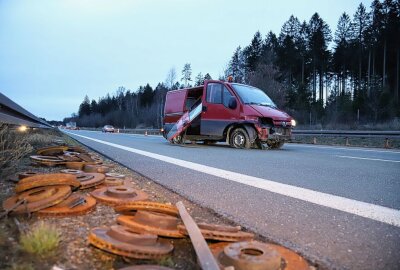 Unfall: Reifenplatzer sorgt für Vollsperrung der A72 - Ein geplatzer Reifen verursachte am Montagnachmittag einen Unfall auf der A72. Foto: Niko Mutschmann