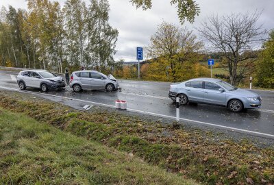 Unfall zwischen drei PKW in Annaberg-Buchholz: B 95 voll gesperrt - Am Samstagvormittag kam es auf der B 95 in Annaberg-Buchholz zu einem Verkehrsunfall zwischen drei PKW. Foto: Bernd März