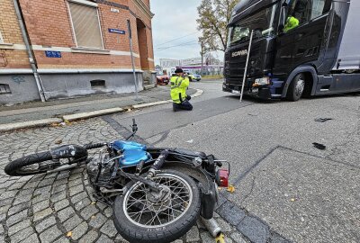 Unfall zwischen LKW und Simson: Mopedfahrer schwer verletzt - Am Donnerstagmorgen hat sich ein schwerer Unfall zwischen einem LKW und einem Simson-Fahrer ereignet. Foto: Mike Müller
