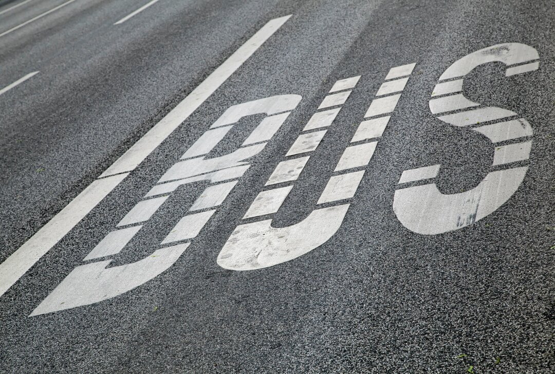 Unfall zwischen PKW und Linienbus: 18-Jährige verletzt - Symbolbild. Foto: Getty Images/iStockphoto/ralfgosch