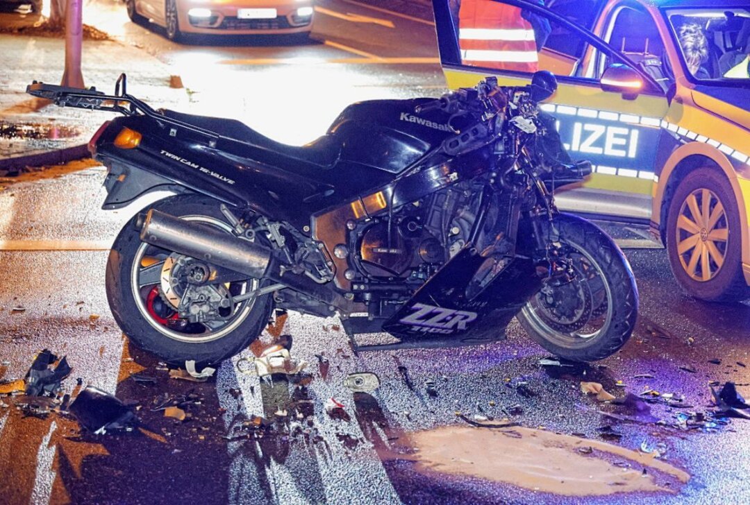 Unfall zwischen PKW und Motorrad: Eine Person verletzt - Verkehrsunfall am zwischen einem PKW und einem Motorrad. Foto: Harry Härtel