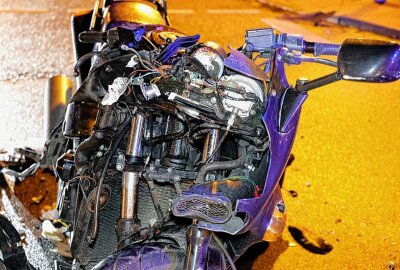 Unfall zwischen PKW und Motorrad: Eine Person verletzt - Verkehrsunfall am zwischen einem PKW und einem Motorrad. Foto: Harry Härtel