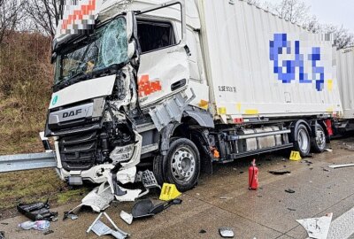 Unfall zwischen zwei LKW und PKW auf der A4 bei Chemnitz - Am Mittwoch ereignete sich auf der A4 Fahrtrichtung Dresden ein schwerer Verkehrsunfall zwischen zwei LKW und einem PKW. Foto: Harry Härtel