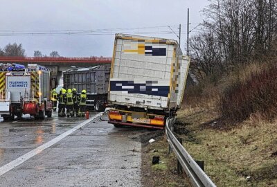 Unfall zwischen zwei LKW und PKW auf der A4 bei Chemnitz - Am Mittwoch ereignete sich auf der A4 Fahrtrichtung Dresden ein schwerer Verkehrsunfall zwischen zwei LKW und einem PKW. Foto: Harry Härtel