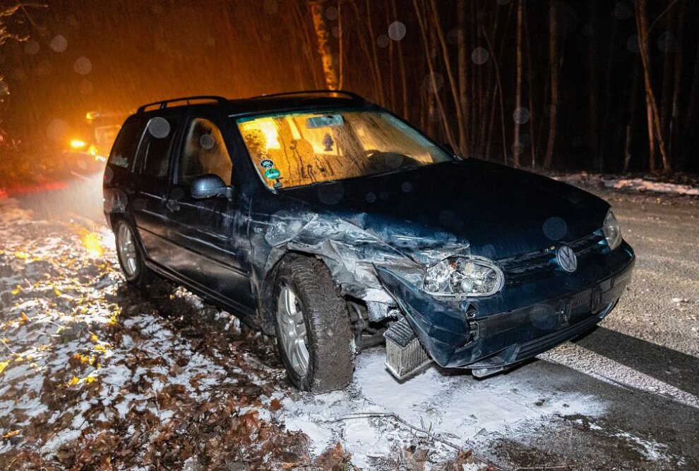 Ein 28-jähriger verursachte in Lengenfeld einen Unfall, stellte sein Fahrzeug ab und entfernte sich von der Unfallstelle. Foto: B&S/David Rötzschke