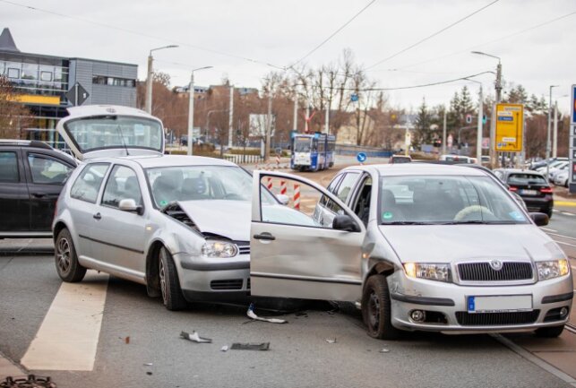 Unfallkreuzung in Plauen: Erneuter Zusammenstoß an Hofer Straße - Erneuter Unfall an der Hofer Straße. Foto: Ellen Liebner