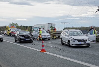 Unfallserie auf A4: Sieben Fahrzeuge in Crashs verwickelt - Unfallserie auf der A4 bei Dresden. Foto: Roland Halkasch
