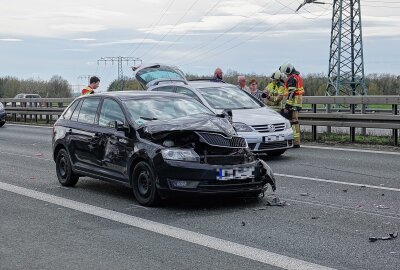 Unfallserie auf A4: Sieben Fahrzeuge in Crashs verwickelt - Unfallserie auf der A4 bei Dresden. Foto: Roland Halkasch