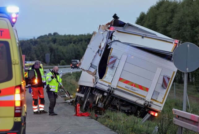 Ungebremst aufgefahren: Crash zwischen zwei LKW auf der A4 - Auf der A4 kam es zu einem Unfall zwischen zwei LKW. Foto: Andreas Kretschel