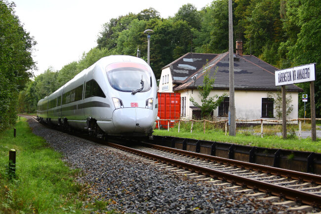 Sensation im Erzgebirge: Ein ICE fuhr am Dienstag erstmals in der Geschichte der Bahn vom Bahnhof Cranzahl bis an die Tschechische Grenze.
