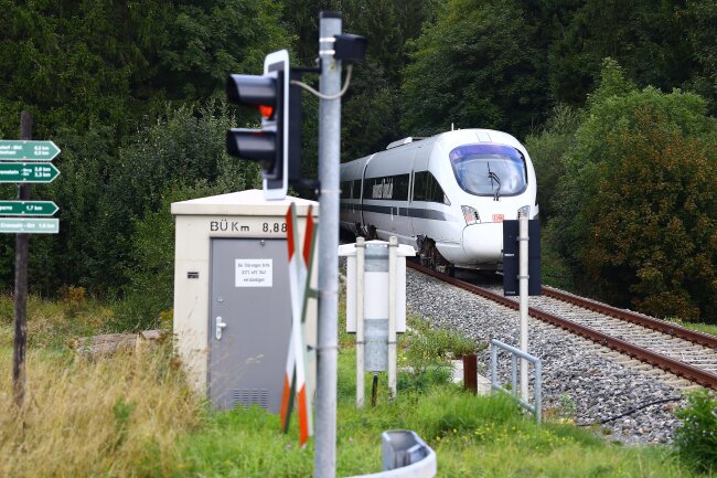 Sensation im Erzgebirge: Ein ICE fuhr am Dienstag erstmals in der Geschichte der Bahn vom Bahnhof Cranzahl bis an die Tschechische Grenze.