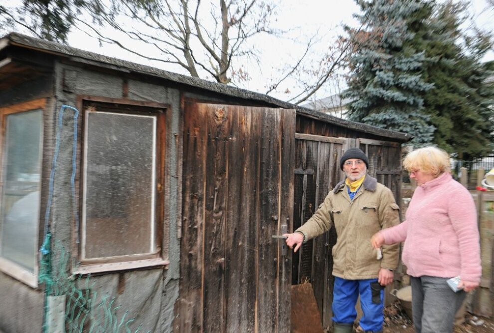 Thomas und Elke Schaal zeigen den Stall, aus welchem das Entenpaar gestohlen wurde. Foto: Simone Zeh