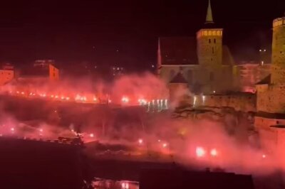 Unglaubliche Bilder: Vermummte zünden illegales Feuerwerk in Bautzener Innenstadt - Screenshot aus dem Video von Annett Scholz-Michalowski