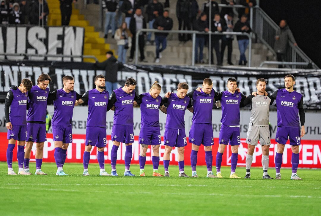 Unglückliche Niederlage ist Rückschlag für die Veilchen - FC Erzgebirge Aue hält eine Gedenkminute ab. Foto: picture point