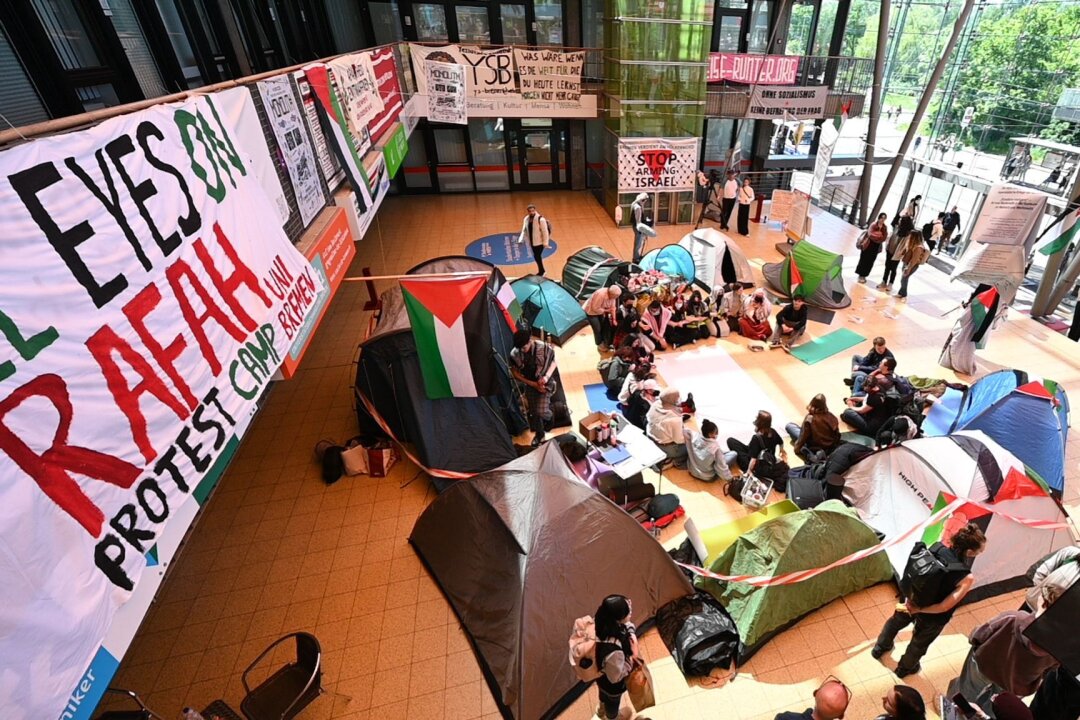 Uni Bremen: Protestcamp von propalästinensischen Aktivisten - Propalästinensische Aktivisten haben in einem Gebäude der Universität Bremen ein Protestcamp errichtet.
