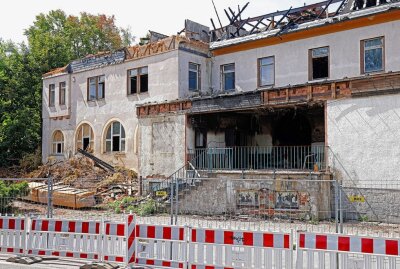 "Uni"-Reste sollen abgerissen werden - Am 3. Juli hatte erst der Eingangsbereich und später das gesamte Gebäude gebrannt. Foto: Markus Pfeifer