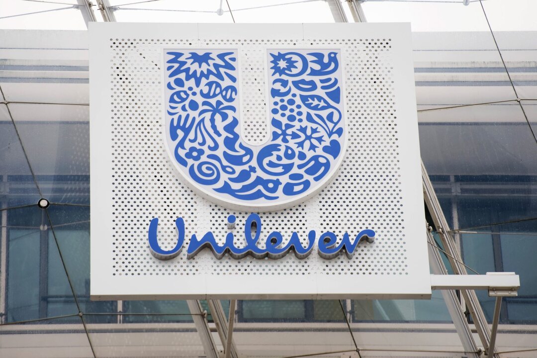 Unilever investiert: Stellenabbau fällt kleiner aus - Das Logo von Unilever ist an der Zentrale von Unilever Deutschland zu sehen.