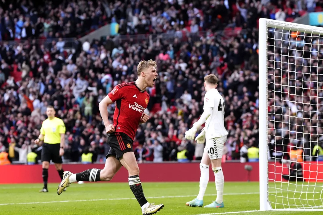 United zittert sich im Elfmeterschießen ins Finale - Uniteds Rasmus Hojlund jubelt, nachdem er den entscheidenden Elfmeter geschossen hat.