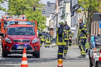 Unkrautentfernung löst Großalarm aus: 40 Kameraden im Einsatz - Großalarm für Feuerwehren in Auerbach am Samstagvormittag gegen 10.45 Uhr. Foto: David Rötzschke