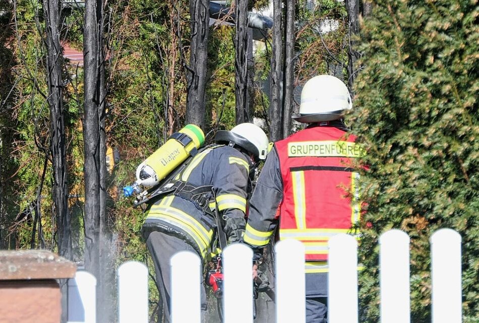 Unrat-Brand in Brandis: Anwohner verhindern Übergreifen der Flammen auf Wohnhaus - Die Feuerwehr übernahm dann nach dem Eingreifen der Bewohner die Restlöschung. Foto: Sören Müller