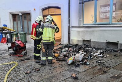 Unsanft geweckt: Hotelgäste müssen nachts Gebäude verlassen - In Zwickau kam es zu einem Mülltonnen-Brand. Foto: Mike Müller