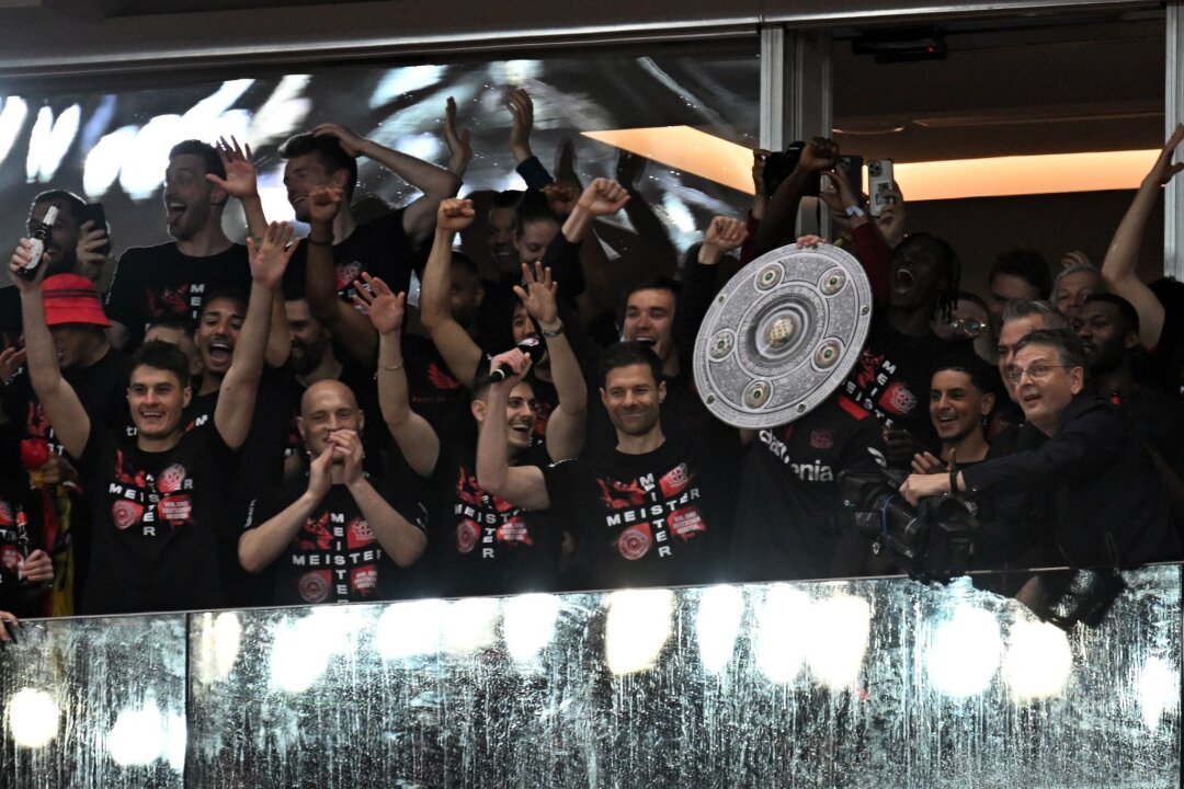 "Unser erstes Finale": Bayer will vor der Schale den Rekord - Trainer Xabi Alonso hält eine nachgemachte Meisterschale in die Höhe. Am Samstag gibt es endlich die echte.