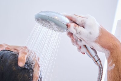 Unser größtes Organ: 9 Fakten über die menschliche Haut - Häufiges Duschen kann die Hautschutzbarriere schwächen, was zu Trockenheit und Reizungen führt.