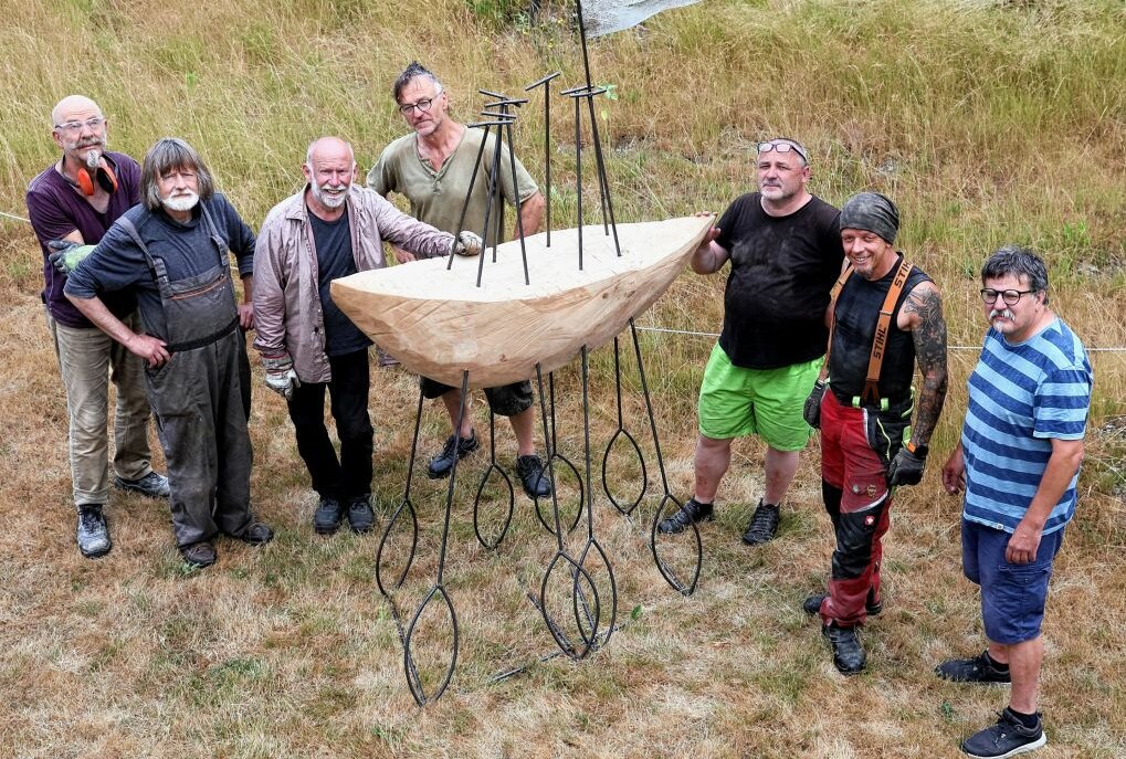 Die sieben Künstler, die am 4. Holzbildhauer-Pleinair beteiligt waren. Ein Teil der Holzskulpturen werden versteigert. Foto: Andrea Funke