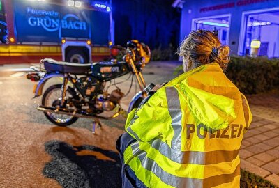 Unter Alkoholeinfluss: Auffahrunfall zwischen zwei Simson-Fahrern - In Grünbach kollidierten zwei alkoholisierte Moped-Fahrer. Foto: David Rötzschke