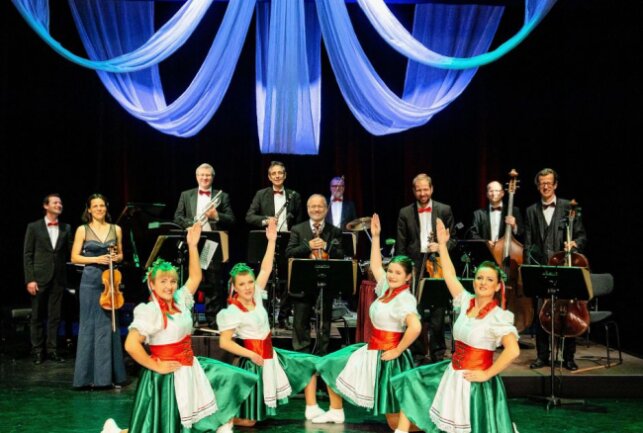 Unterhaltung auf höchstem Niveau in Bad Elster - Hofballverein und Salonorchester offerieren ein tänzerisches Strauß-Potpourri. Foto: Jan Bräuer