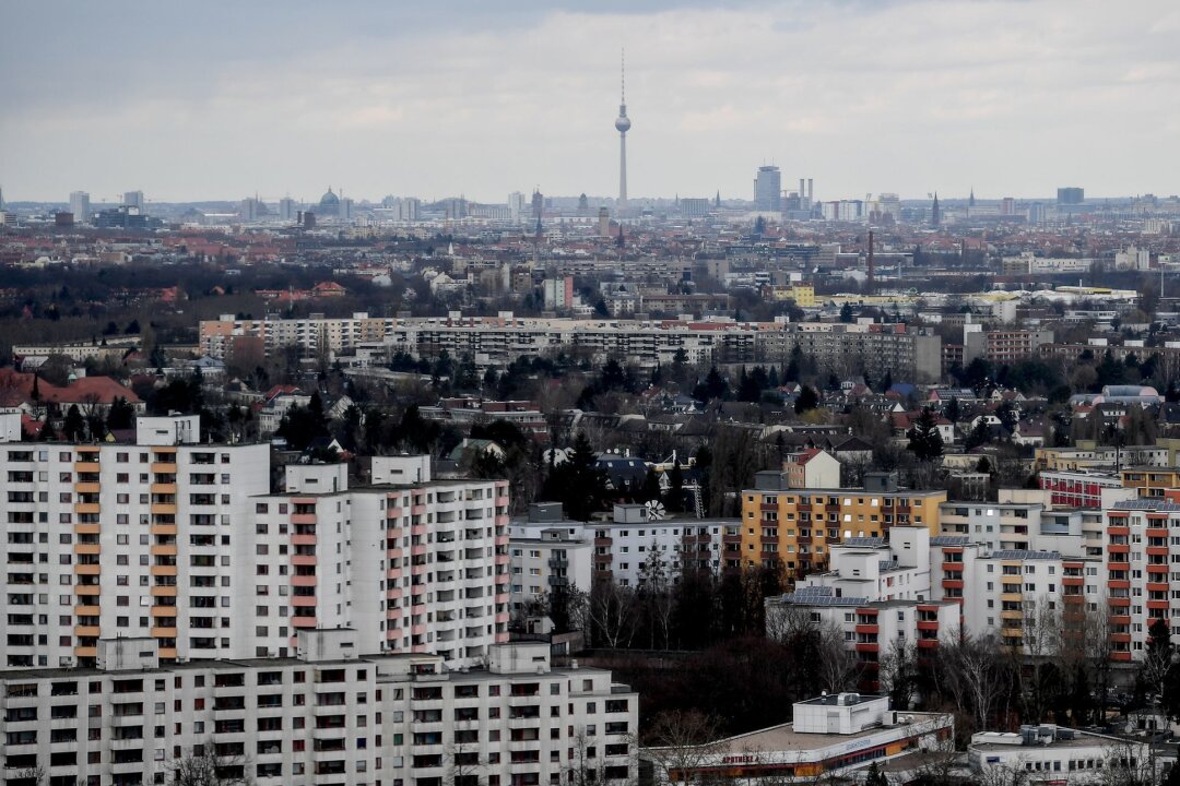 Unterschiede in der Lebenserwartung nehmen zu - Die Hochhäuser der Gropiusstadt im Süden von Berlin. Die zwischen 1962 bis 1975 errichtete Großwohnsiedlung gilt als sozialer Brennpunkt.