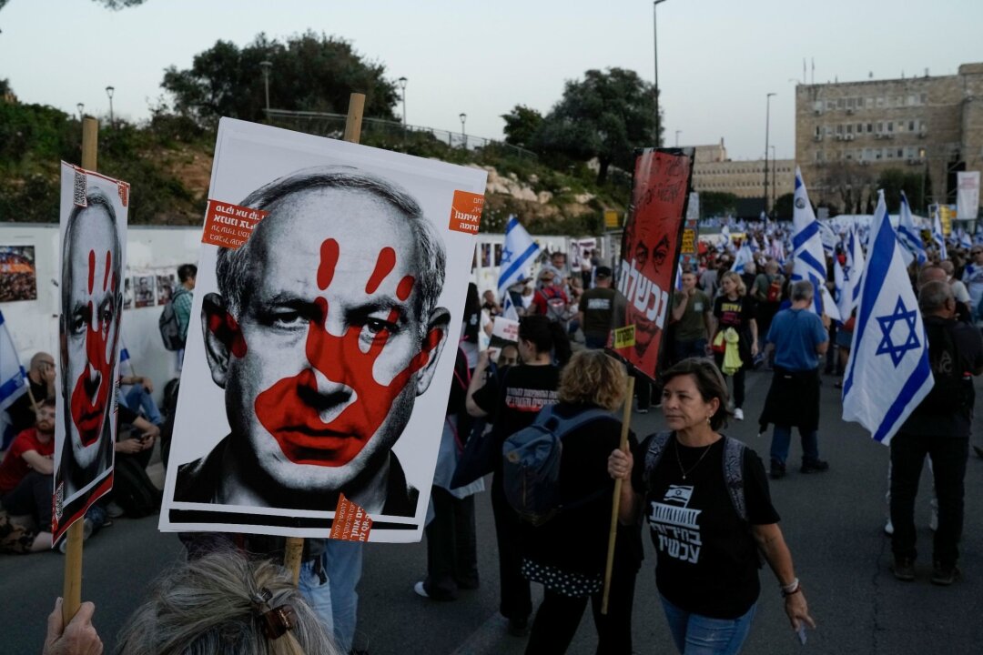 Unterstützung bröckelt: Verbündete frustriert mit Netanjahu - Protest im eigenen Land gegen den israelischen Ministerpräsidenten Benjamin Netanjahu.