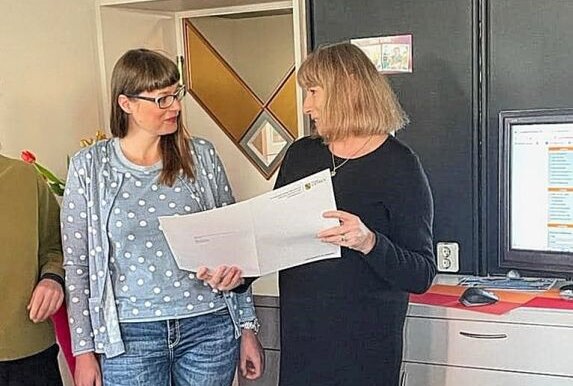 Unterstützung für Alleinerziehende - Jacqueline Hofmann vom Familienverein (li.) im Gespräch mit Sozialministerin Petra Köpping. Foto: Verein