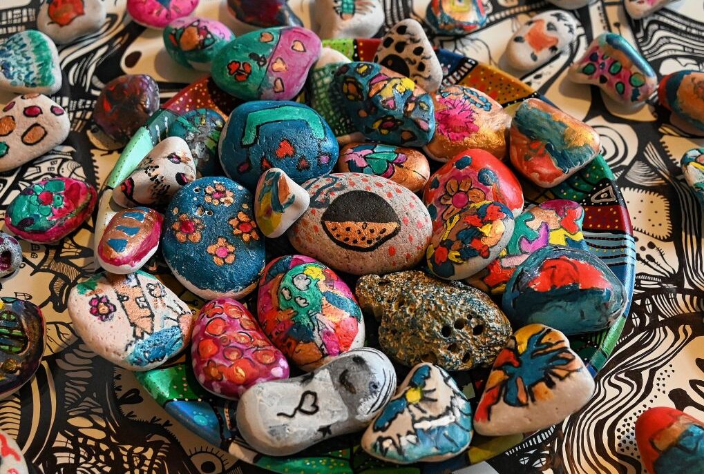 Unterstützung für den Verein Hilly4Kids - In Summe sind knapp 200 Erzi-Stones zusammen gekommen - vielfältig und in farbenfrohen Variationen. Foto: Ramona Schwabe