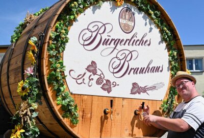 Unterwegs auf der Erzgebirgischen Bierroute - Das Freiberger Brauereigespann hatte auch Bier mit an Bord - Sven Preuß aus Ehrenfriedersdorf hat sich ein kühles Blondes gezapft. Foto: Ramona Schwabe