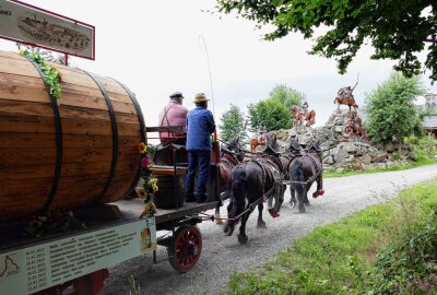 Unterwegs auf der Erzgebirgischen Bierroute - Los ging es im mittelsächsischen Blockhausen, wo die vielen Holzfiguren eine tolle Kulisse boten. Foto: Andreas Bauer