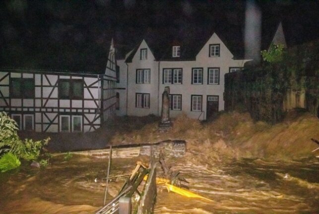 Starke Überflutungen sorgen in der Eifel für einen Ausnahmezustand. So auch, wie im Bild zu sehen, in der Ortschaft Hohenlimburg. Foto: B&S/Bernd März 