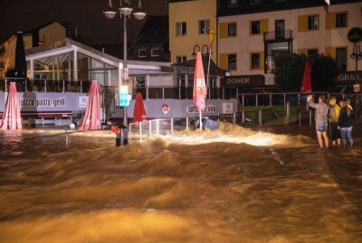 Unwetter im Südwesten Deutschlands: Zahl der Toten steigt auf 58! - Starke Überflutungen sorgen in der Eifel für einen Ausnahmezustand. So auch, wie im Bild zu sehen, in der Ortschaft Hohenlimburg. Foto: B&S/Bernd März 