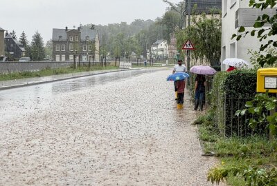 Unwetter und Starkregen: Überflutete Straßen und Keller in und um Chemnitz - Unwetter und Starkregen sorgen für überflutete Straßen. Foto: Daniel Unger