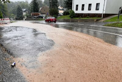 Unwetter und Starkregen: Überflutete Straßen und Keller in und um Chemnitz - Unwetter und Starkregen sorgen für überflutete Straßen. Foto: Daniel Unger