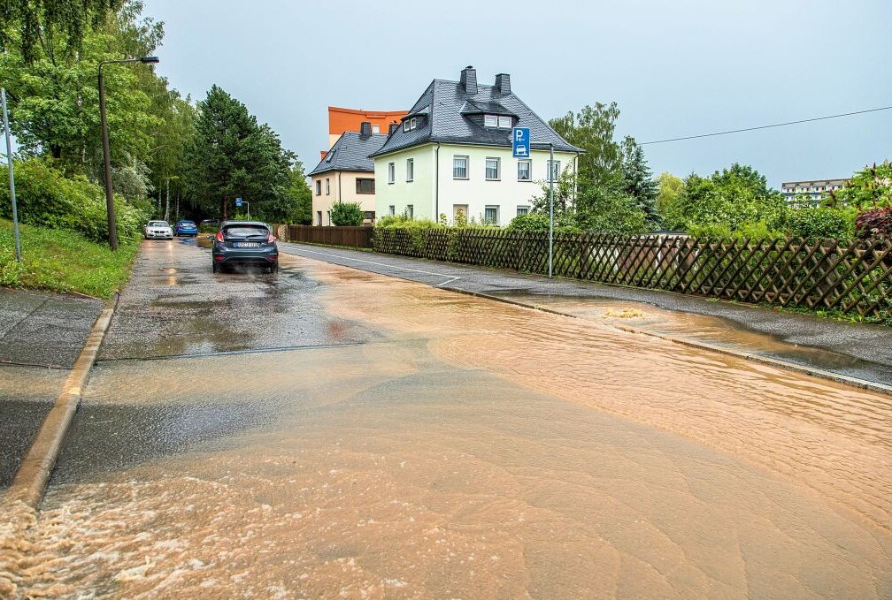 Unwetter: Zahlreiche Feuerwehreinsätze in Thalheim und Brünlos - Die Stadtbadstraße wurde überflutet. Foto: André März