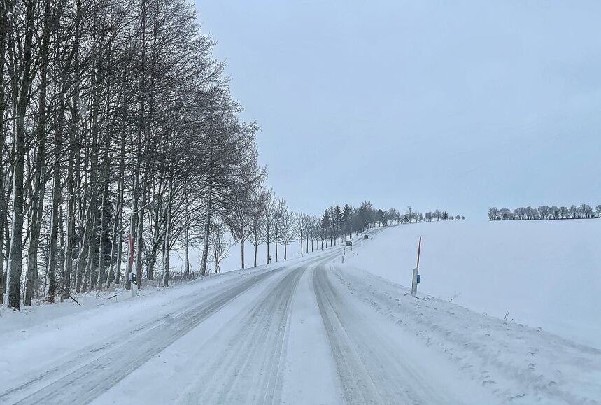 Schneebedeckte, glatte Straßen im Erzgebirge. Foto: Daniel Unger