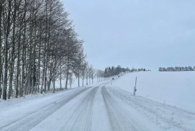 Unwetterwarnung im Erzgebirge: Straßen können stellenweise durch Schnee  unpassierbar sein - Schneebedeckte, glatte Straßen im Erzgebirge. Foto: Daniel Unger