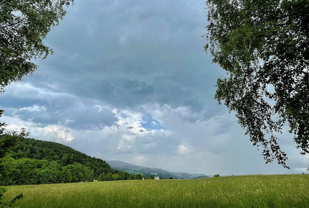 Unwetterwarnung vor schweren Gewittern im Erzgebirge - Drohende Unwetter im Erzgebirge - hier bei Lauter-Bernsbach. Foto: Daniel Unger